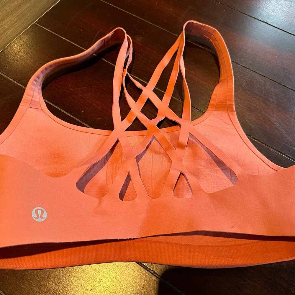 Lululemon Sports Bra- criss cross back - Picture 4 of 5